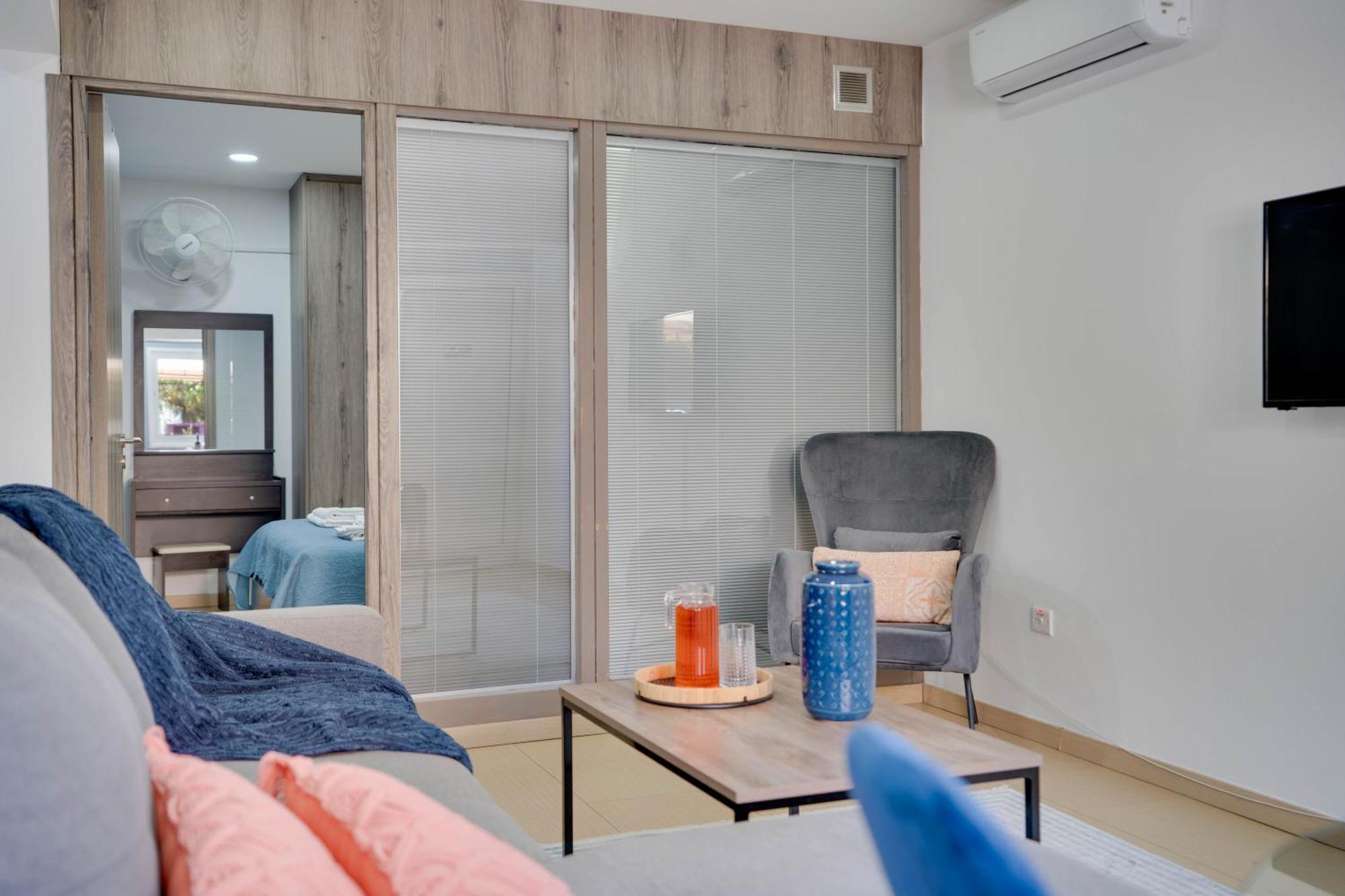 Atlantis Apartments 50M From Makenzy Seafront Larnaca Exteriör bild