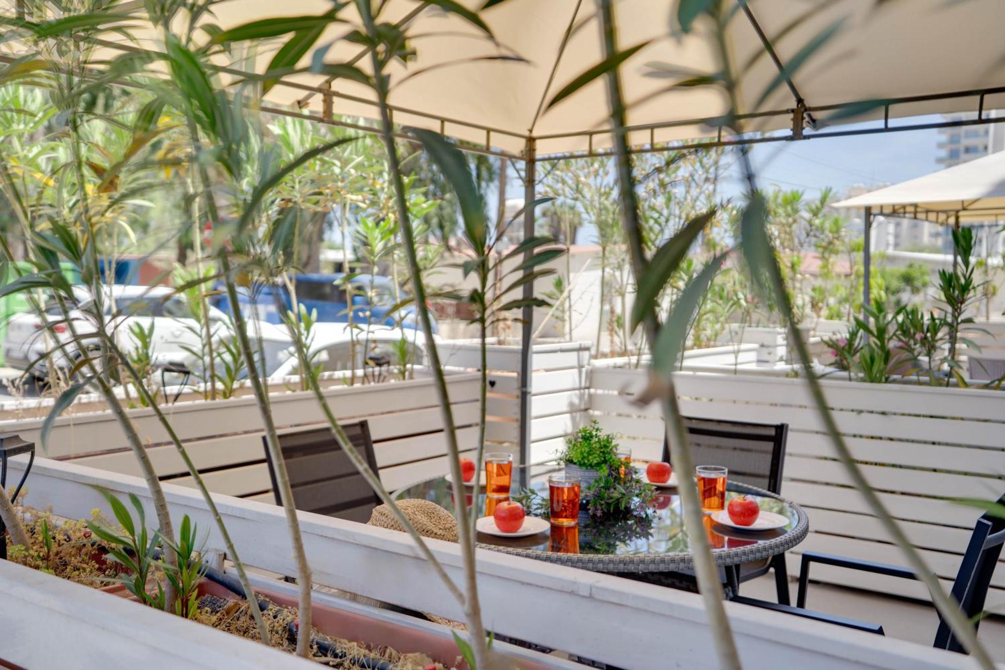 Atlantis Apartments 50M From Makenzy Seafront Larnaca Exteriör bild