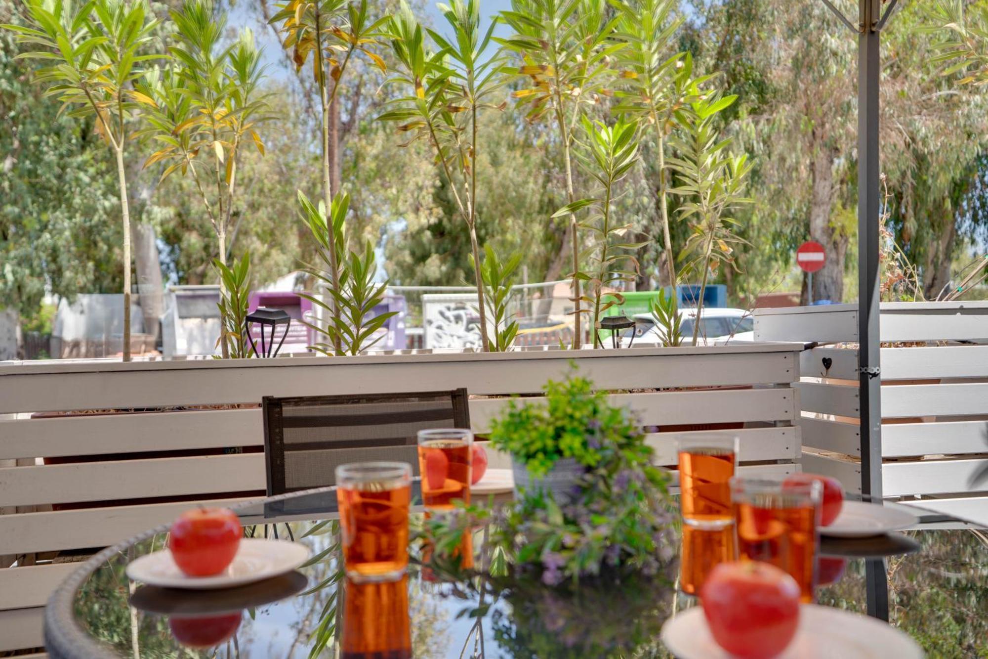 Atlantis Apartments 50M From Makenzy Seafront Larnaca Exteriör bild