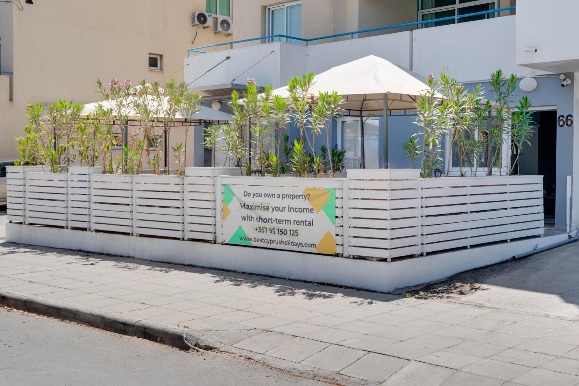 Atlantis Apartments 50M From Makenzy Seafront Larnaca Exteriör bild