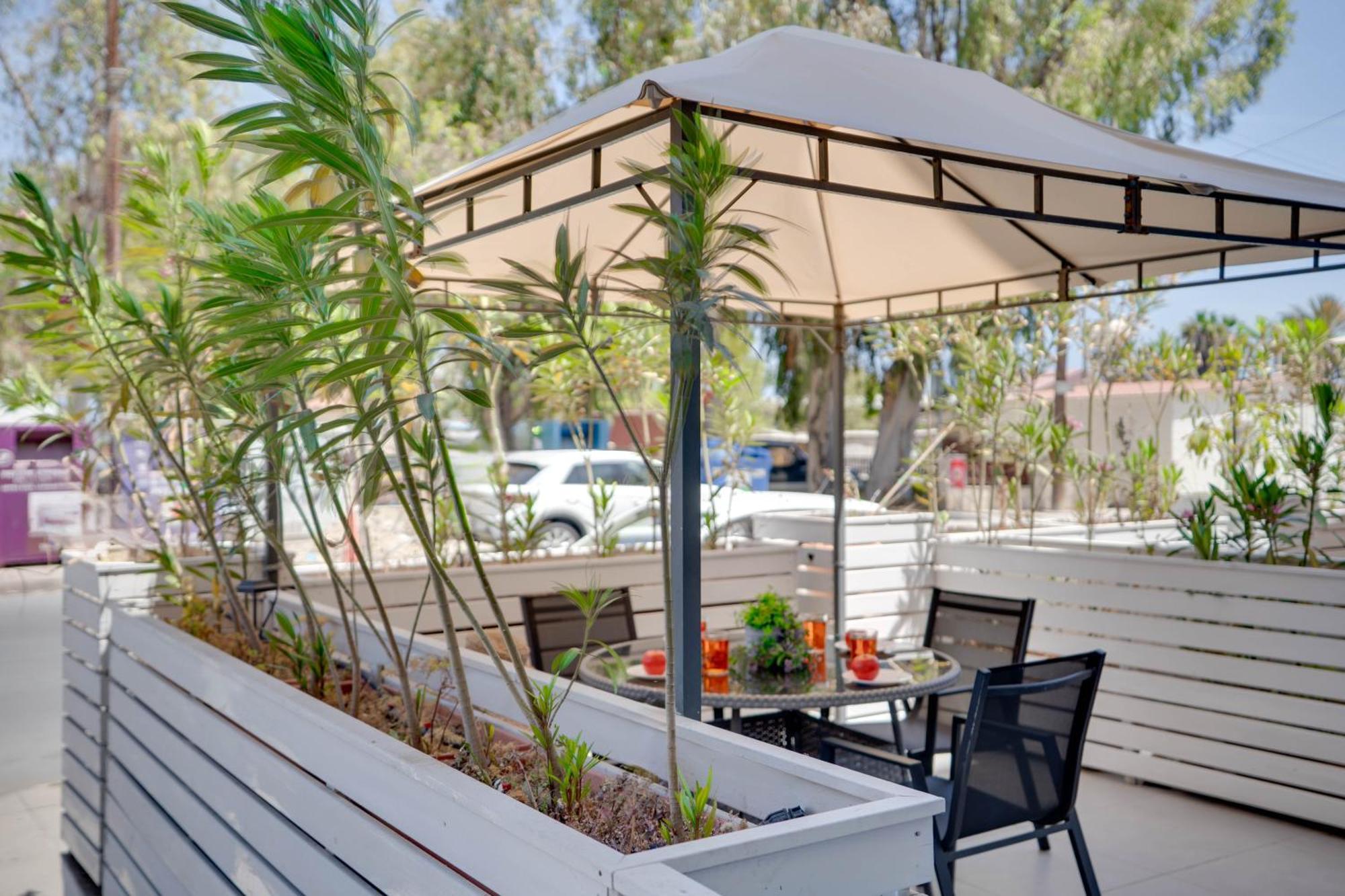 Atlantis Apartments 50M From Makenzy Seafront Larnaca Exteriör bild