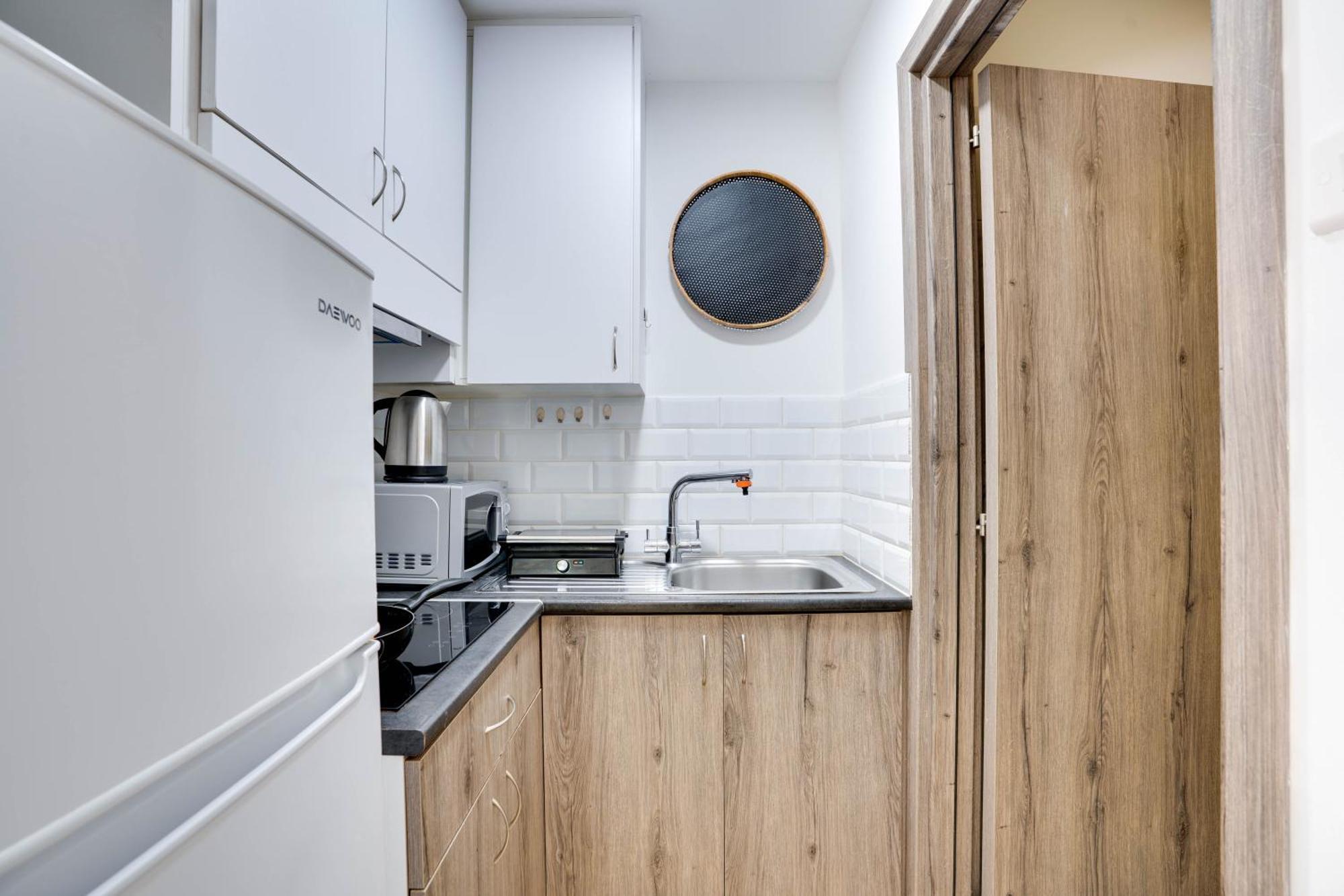Atlantis Apartments 50M From Makenzy Seafront Larnaca Exteriör bild